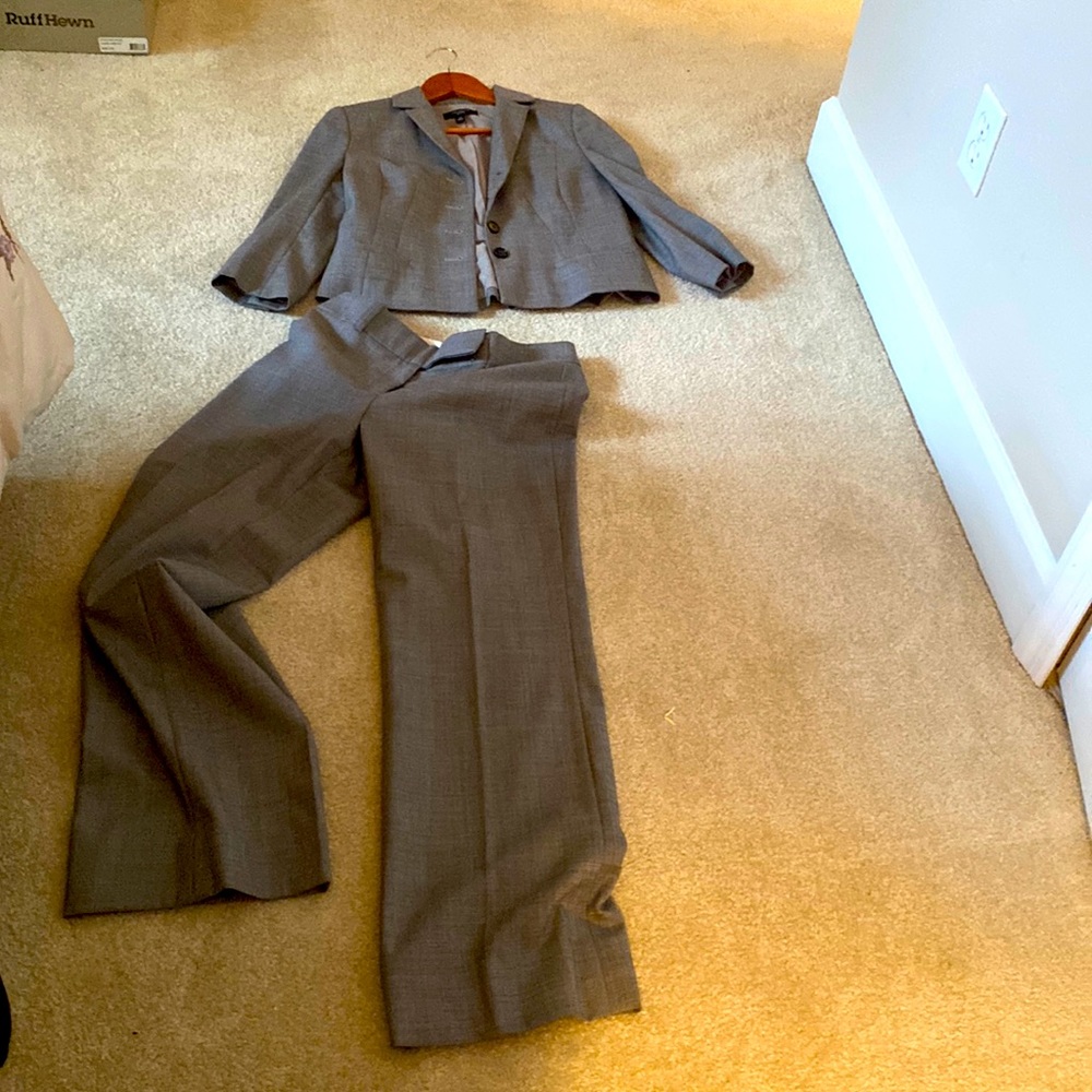 Ann Taylor suit size 4P pant 6 top